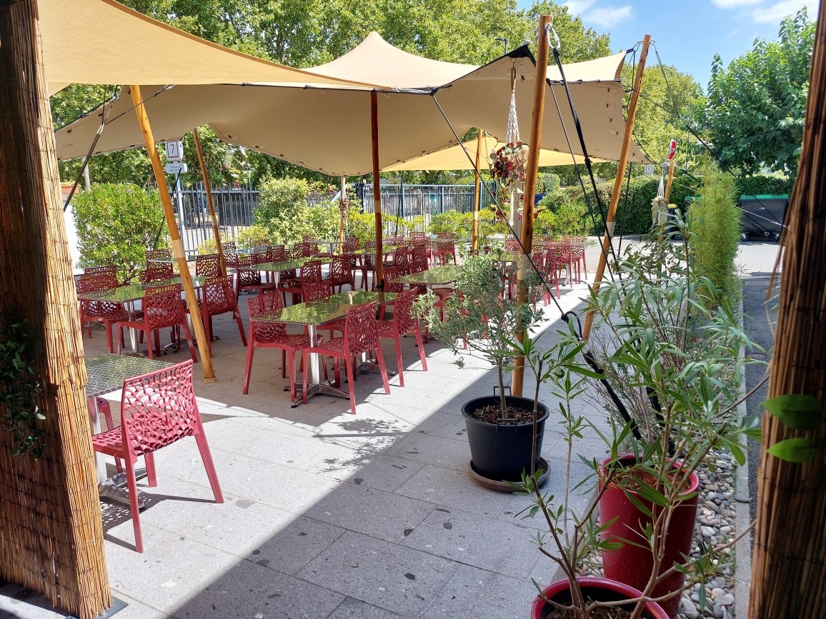 Terrasse avec chaises rouges et verdure