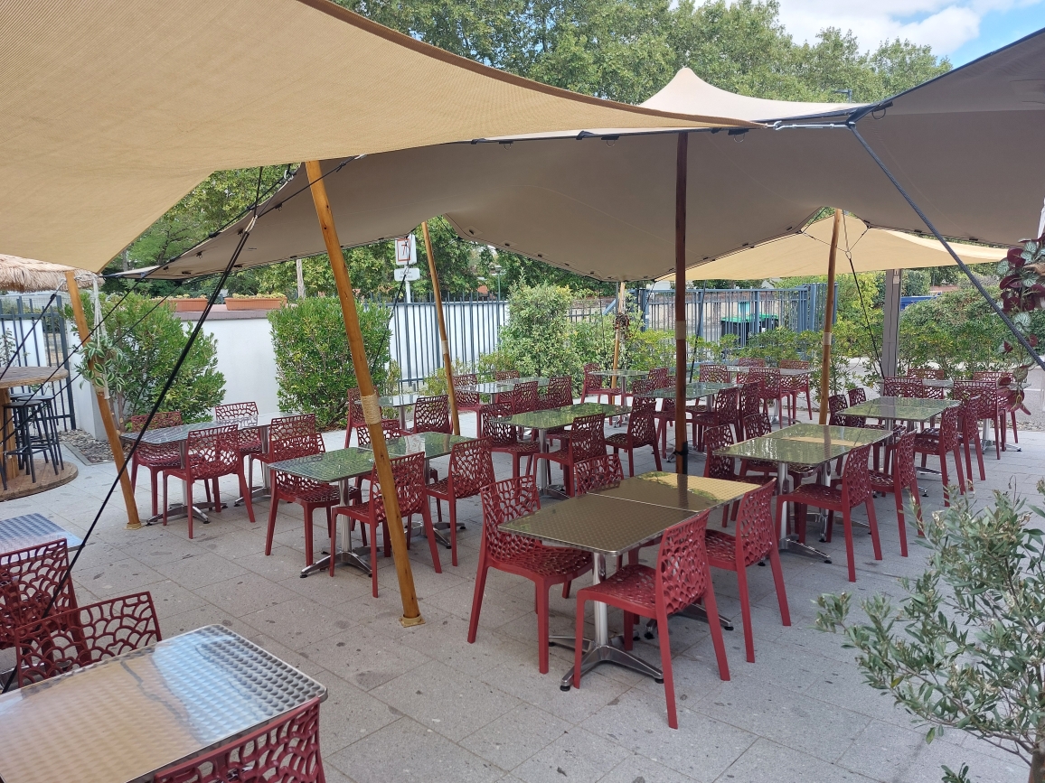 Grande terrasse ombragée de la Brasserie Le Sylo