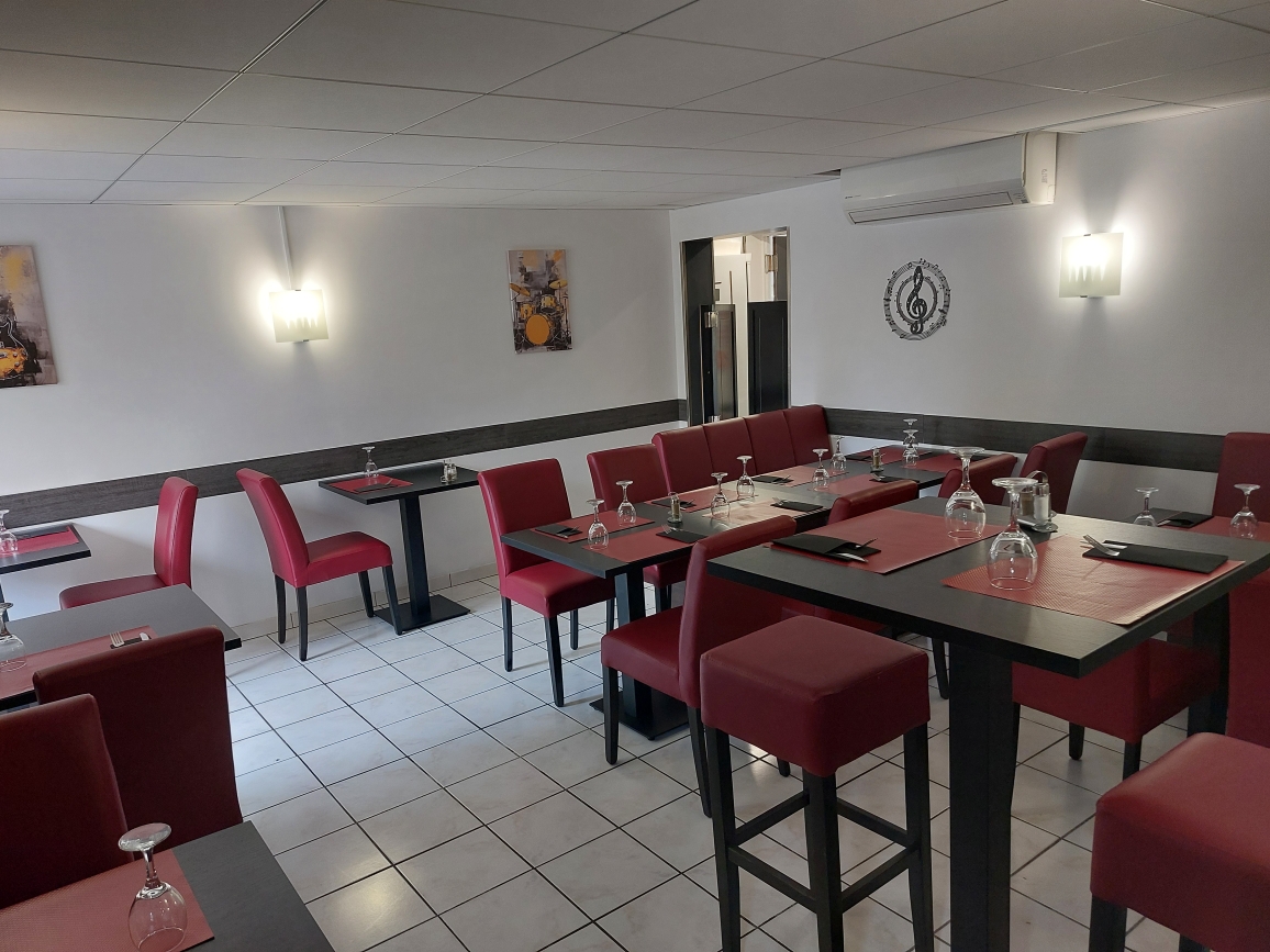 Salle lumineuse et tables dressées